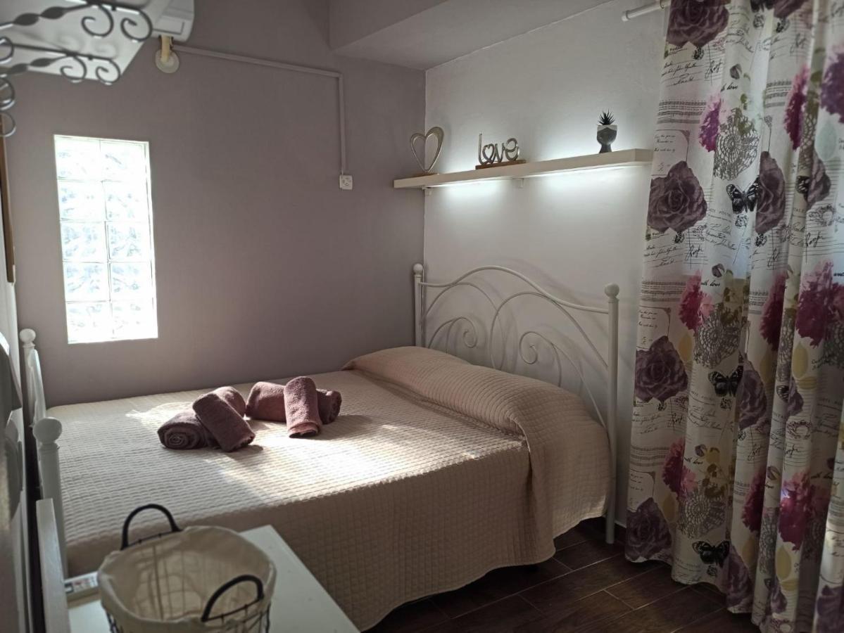 M&M Small House Rhodes City Bagian luar foto